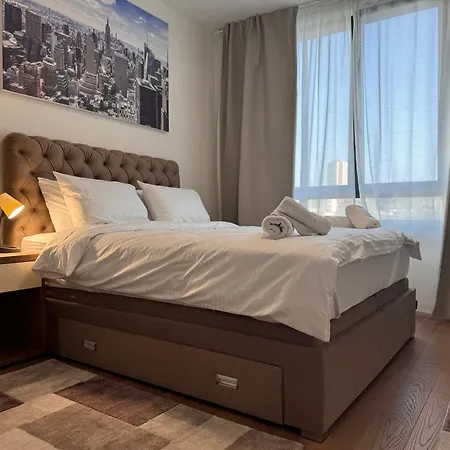 Waterfront King's Apartment *