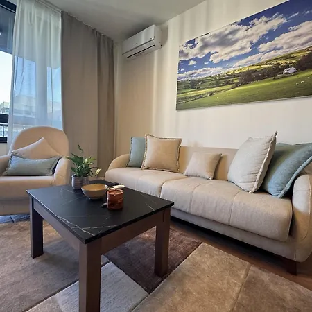 Waterfront King's Apartment *