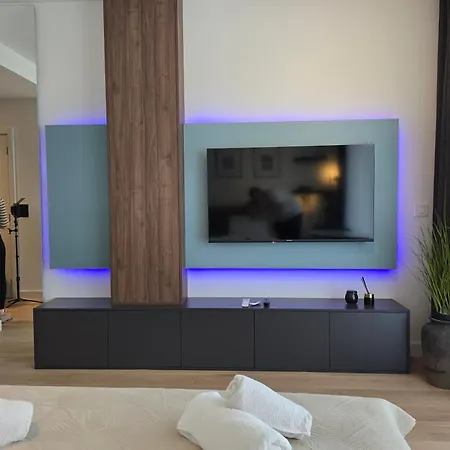 Waterfront King's Apartment